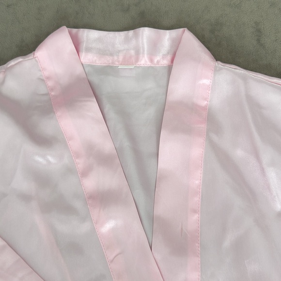 Silky robe with pockets. Belt included. Short sleeve. Color- pink. Size small - Picture 2 of 3